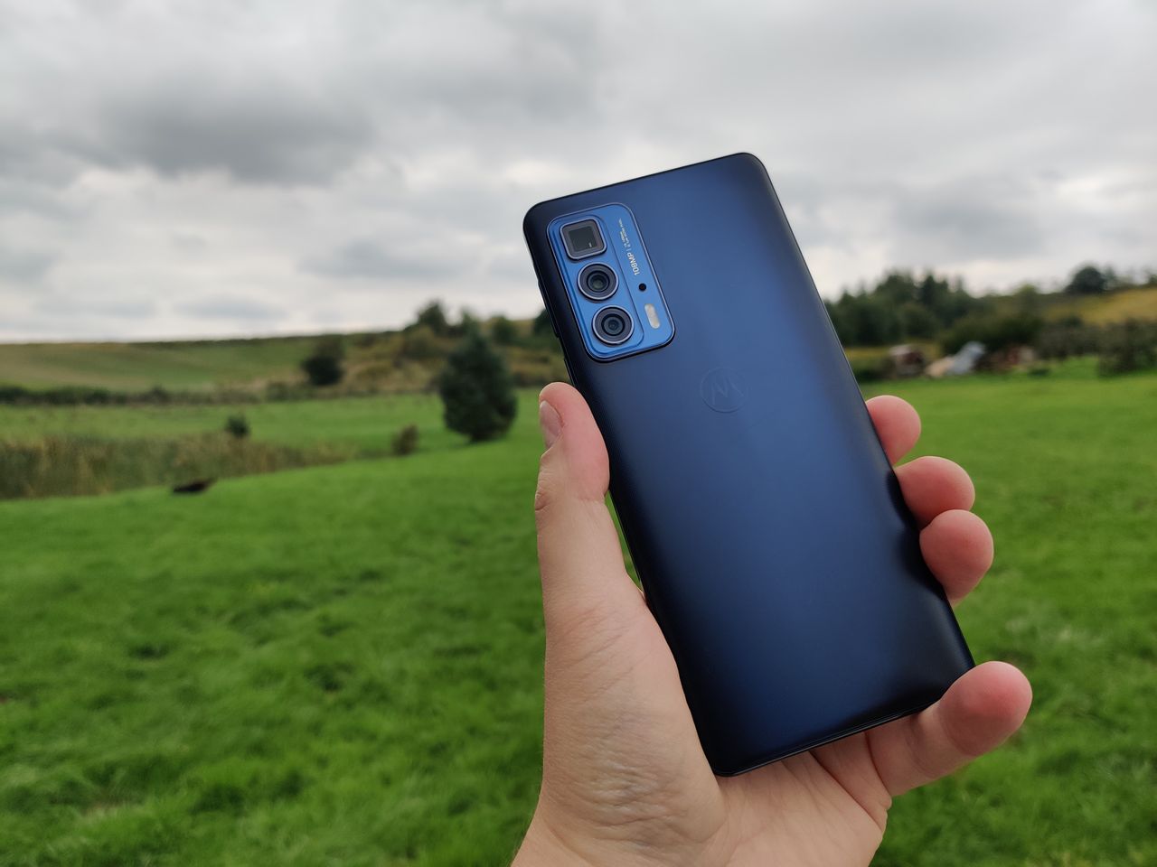 Motorola Edge 20 Pro - średniak, który postanowił zostać flagowcem