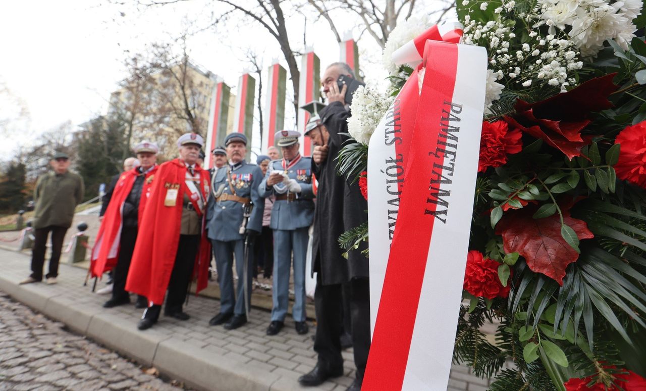 Rzeszów: Uroczystość przed pomnikiem Dziesięciu Rąk. Oddano hołd