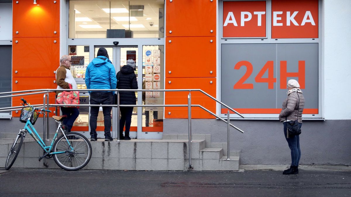 Specjaliści podkreślają, że wariant Omikron stanowi dla wielu śmiertelne zagrożenie - szczególnie w Polsce.