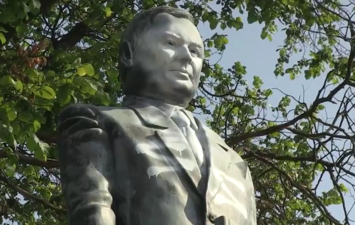 El monumento de Kaczynski destruido.  Esta no es la primera vez – o2