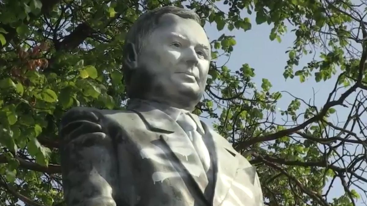 Pomnik Lecha Kaczyńskiego w Siedlcach zdewastowany