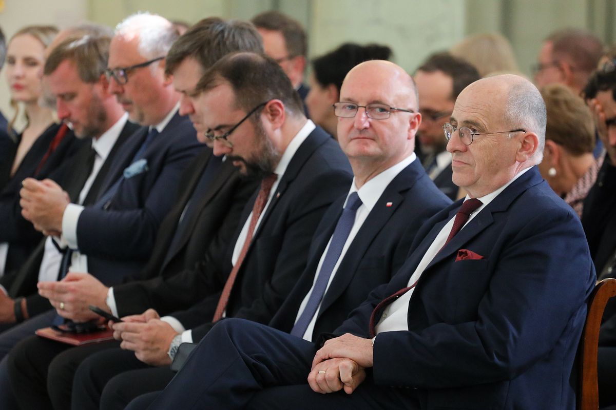 Piotr Wawrzyk (drugi z prawej) został odwołany przez premiera 31 sierpnia