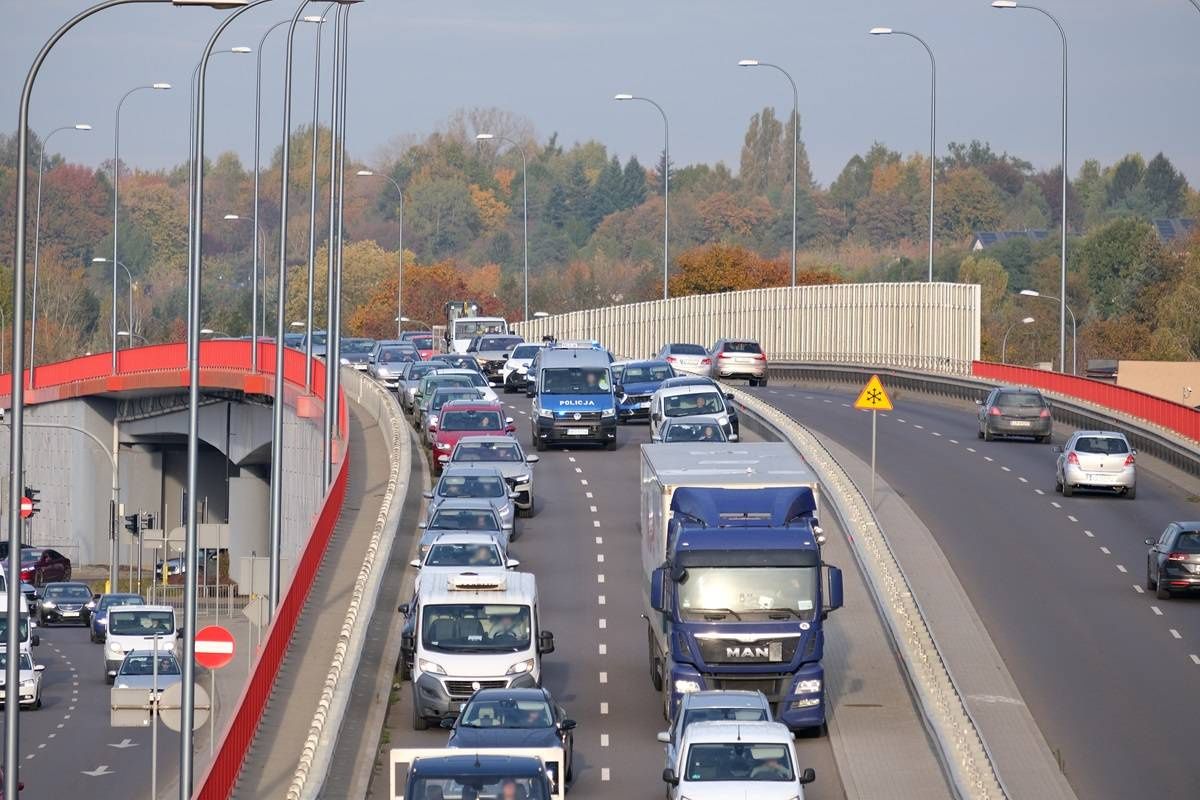 Zderzenie iveco i volkswagena na al. Solidarności