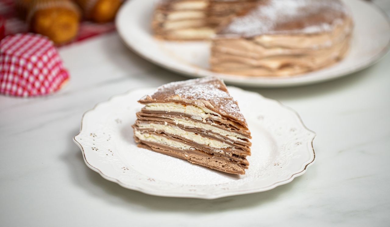Zamiast piec w piekarniku, przygotuj tort na patelni. I do tego w dwóch smakach