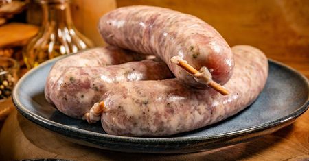 Gdzie najtaniej kupisz białą kiełbasę? Ten supermarket bije inne na głowę