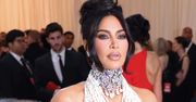 Kim Kardashian ledwo szła po schodach. Nagranie z Met Gali obiegło sieć