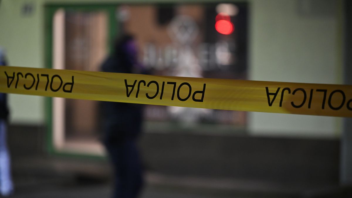 Kraków, 19.12.2025. Policja na miejscu napadu na jubilera w Nowej Hucie, 19 bm. Zamaskowani napastnicy zastraszyli pracownika sklepu jubilerskiego na osiedlu Tysiąclecia i zabrali biżuterię. Następnie zbiegli z miejsca przestępstwa. Trwa policyjna obława. (mr) PAP/Art Service