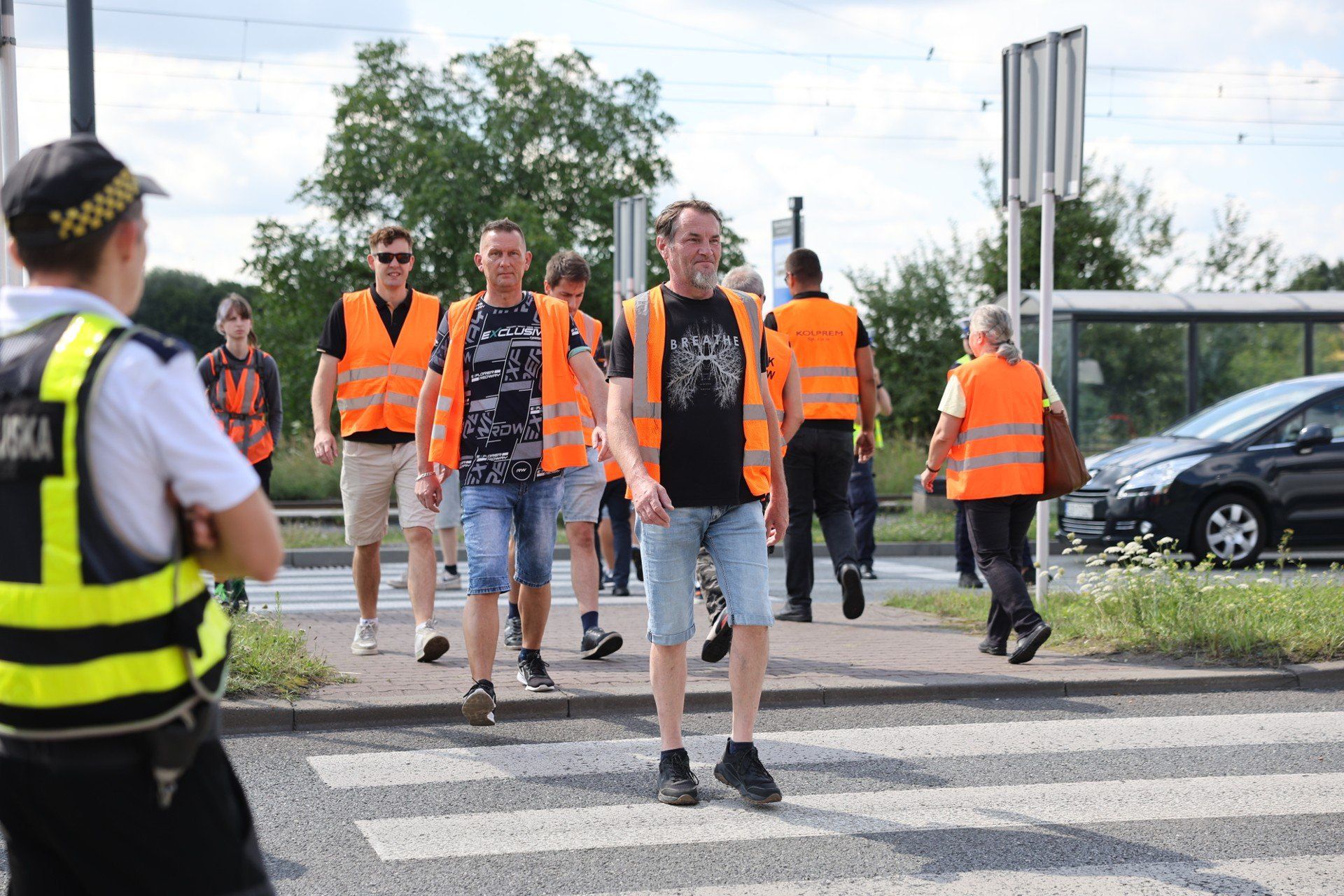 W środę 30 lipca pracownicy PKP Cargo, wspierani przez Ostatnie Pokolenie, protestują m.in. na ul. Piłsudskiego w Dąbrowie Górniczej