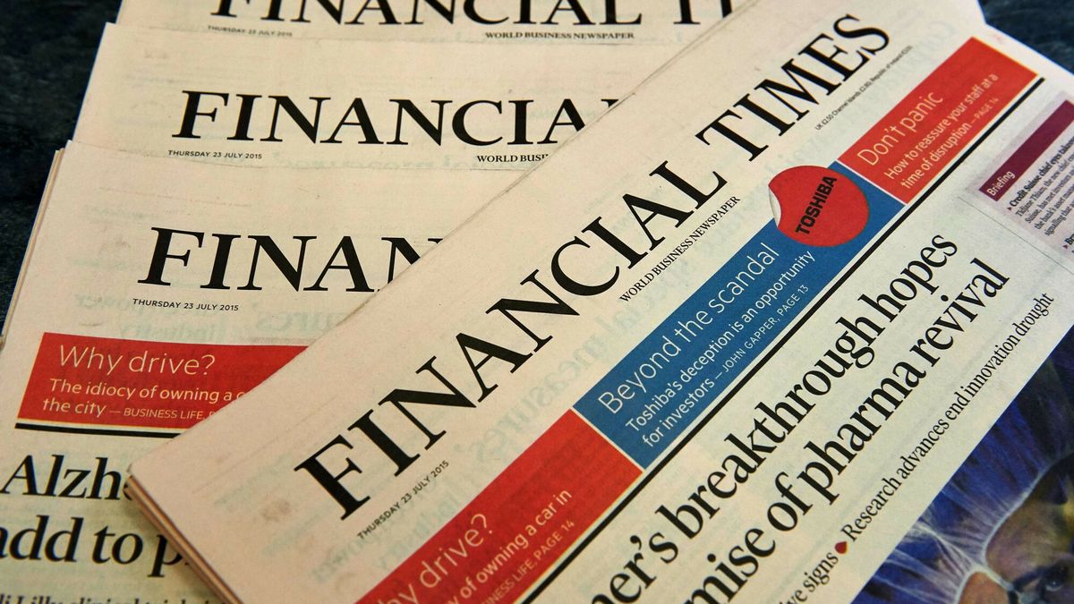 arch18
Copies of the July 23, 2015 edition of the Financial Times newspaper are displayed for a photograph in London on July 23, 2015. British publisher Pearson revealed today it is in "advanced" talks to sell its flagship business newspaper the Financial Times to an unnamed suitor.   AFP PHOTO / NIKLAS HALLE'N
NIKLAS HALLE'N