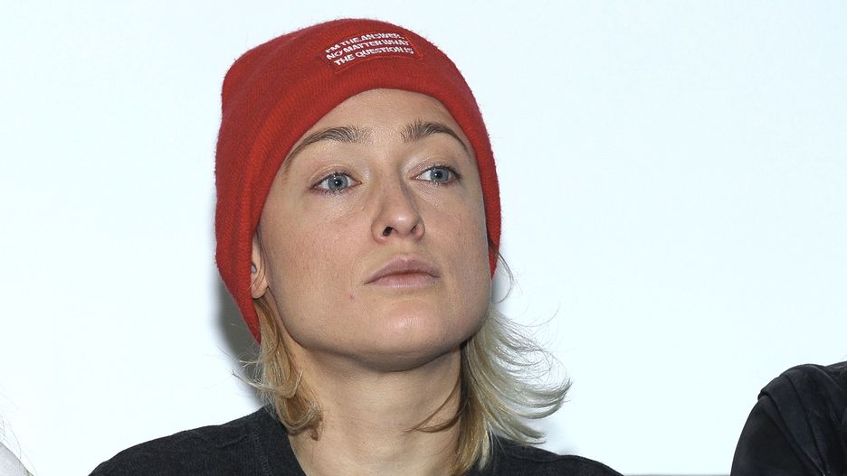 luty 2017, portret, czapka czerwona, makijaż delikatny