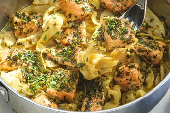 Moja rodzina aż piszczy na widok tej zapiekanki. Nie nadążam z nakładaniem dokładek