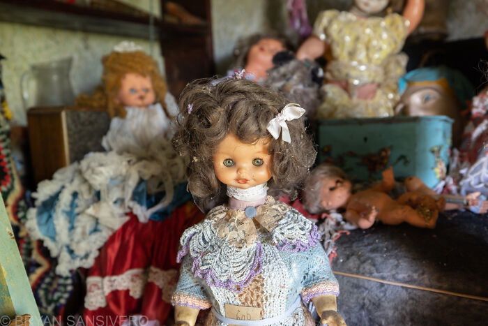 Przerażająca lalka z domu we Francji.