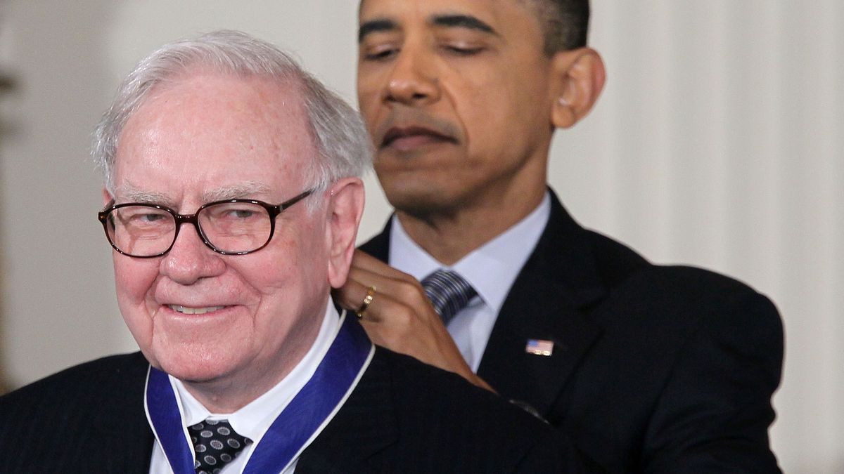 Warren Buffett to jeden z najbardziej uznanych inwestorów na świecie, filantrop, który postanowił, że odda znaczną część swojego majątku na cele charytatywne. Na zdjęciu z 15 lutego 2011 r. prezydent USA Barack Obama honoruje Warrena Buffeta Medalem Wolności 2010. Jest to "najwyższe cywilne odznaczenie przyznawane osobom, które w szczególny sposób przysłużyły się dla bezpieczeństwa lub interesów Stanów Zjednoczonych, dla pokoju na świecie, kultury lub innych znaczących przedsięwzięć publicznych lub prywatnych"