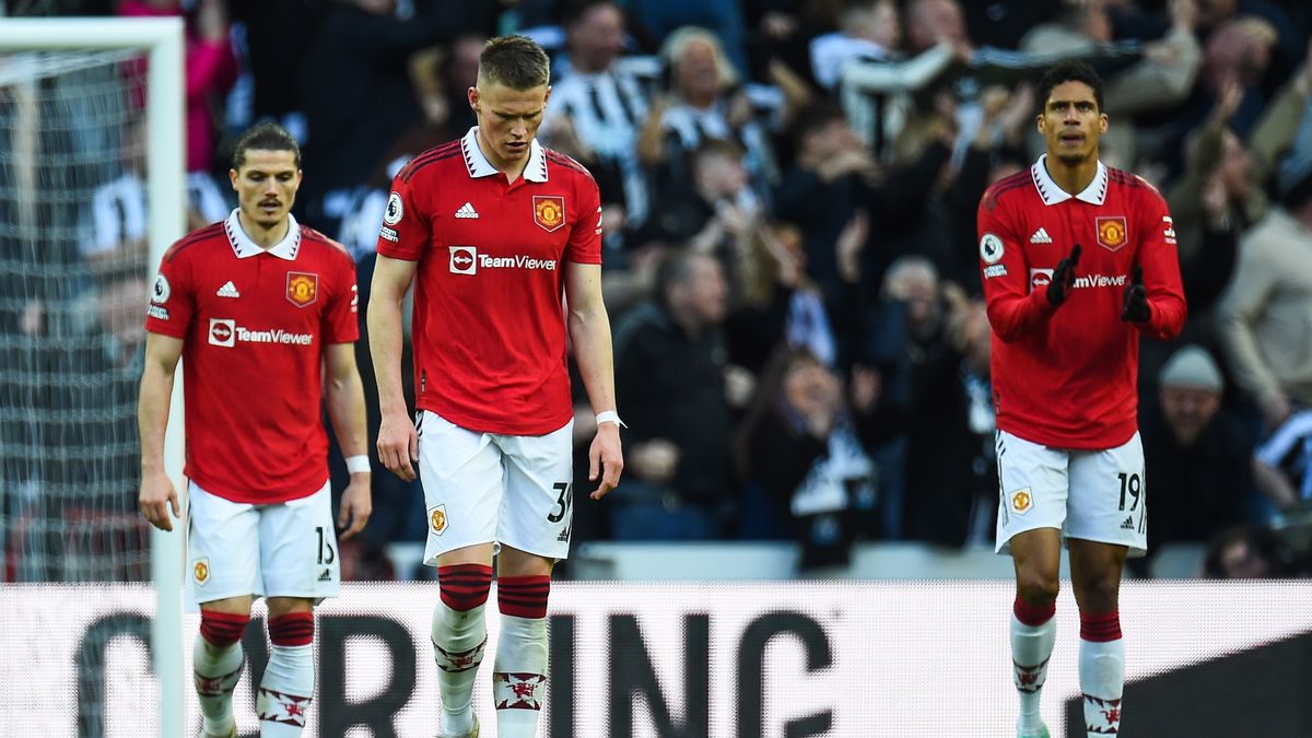 Marcel Sabitzer (L), Scott McTominay (C) and Raphael Varane (R) of Manchester United FC react during the English Premier League soccer match between Newcastle United and Manchester United in Newcastle, Britain, 02 April 2023. EPA/Peter Powell EDITORIAL USE ONLY. No use with unauthorized audio, video, data, fixture lists, club/league logos or 'live' services. Online in-match use limited to 120 images, no video emulation. No use in betting, games or single club/league/player publications Dostawca: PAP/EPA.
