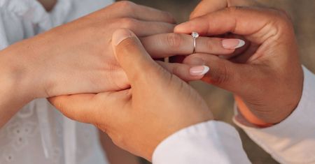 Kto płaci podatek od pierścionka zaręczynowego? Prawo mówi jasno