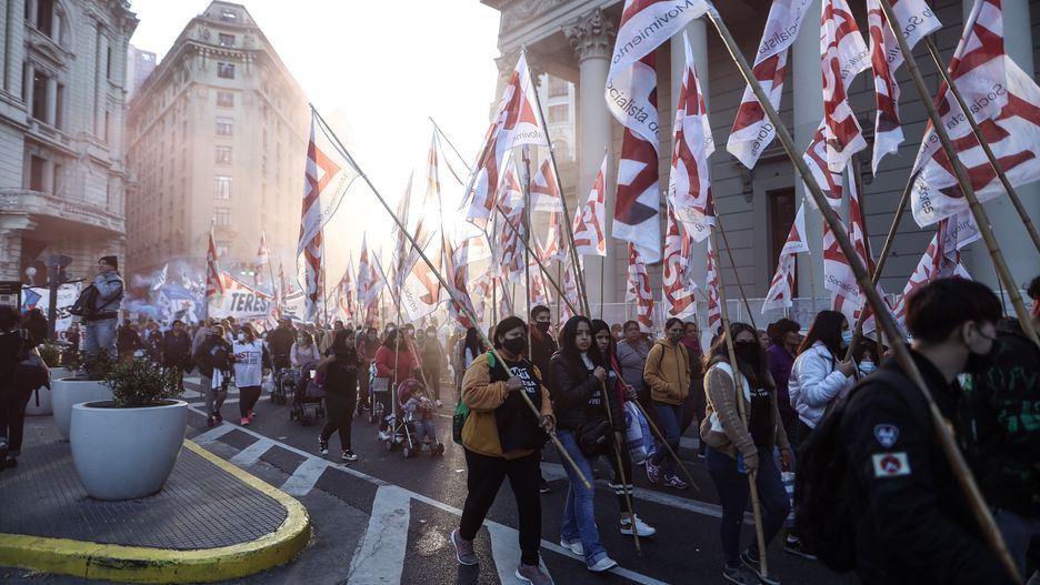 Protesters march against the adjustment policies agreed to by the Argentine Government and the International Monetary Fund (IMF), at the Plaza de Mayo, in Buenos Aires, Argentina, 12 May 2022. A 'federal march' called by left-wing social organizations that started from different parts of Argentina, celebrated its third day by converging in the city of Buenos Aires to demonstrate against 'hunger and poverty' and 'the adjustment' proposed by the IMF. EPA/Juan Ignacio Roncoroni Dostawca: PAP/EPA.