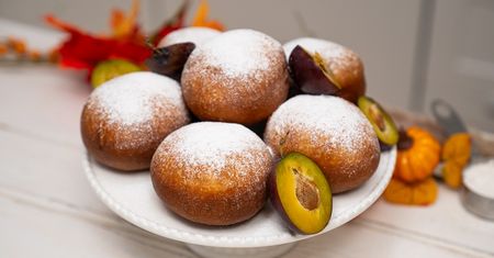 Pączki dyniowe ze śliwkową niespodzianką staną się hitem tej jesieni. Smażę je na okrągło