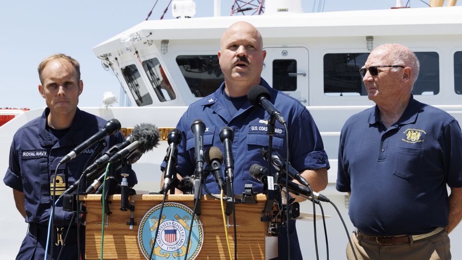 Capt. Jamie Frederick (C), the First Coast Guard District briefs the news media regarding the ongoing search for a submersible, while standing with Lt Cdr Rich Kantharia Royal Navy (L) and Paul Hankins Director of Salvage with the US Navy (R), on the pier at the Coast Guard Base Boston, in Boston, Massachusetts, USA, 21 June 2023. The United States Coast Guard, along with Canadian authorities, is searching the ocean depths for a submersible with Ocean Gate Expeditions, carrying tourists visiting the Titanic wreckage, 900 miles (1500 km) off the coast of Cape Cod, that lost contact on 18 June 2023. EPA/CJ GUNTHER Dostawca: PAP/EPA.
