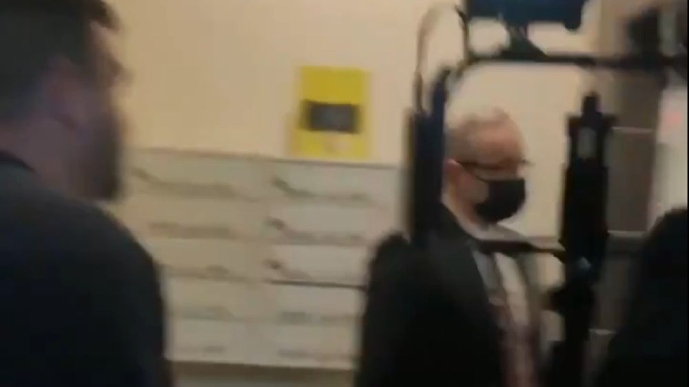 Kilkunastoosobowa grupa weszła na klatkę schodową ministra Niedzielskiego