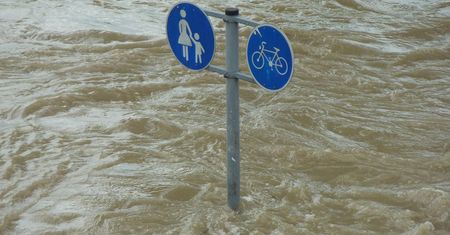Alert IMGW na piątek. Dziś burze, grad, trąby powietrzne i podtopienia