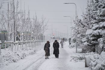 Bez przerwy sypie śnieg. Nie wszędzie dociera komunikacja, karetki mają kłopoty z dojazdem do pacjentów