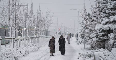 Bez przerwy sypie śnieg. Nie wszędzie dociera komunikacja, karetki mają kłopoty z dojazdem do pacjentów