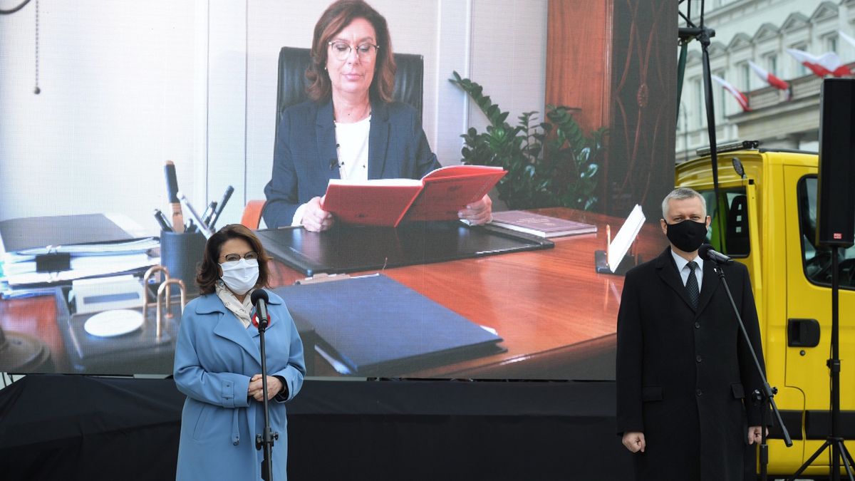 Wybory 2020. Kidawa-Błońska czytała konstytucję przed Pałacem Prezydenckim