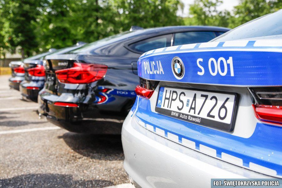 Nieoznakowane BMW 330i Gran Turismo (w tle) (fot. Świętokrzyska Policja)