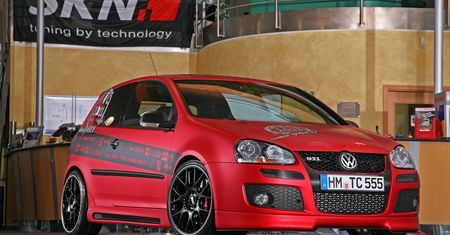 Metamorfoza Volkswagena Golfa GTI dziełem SKN