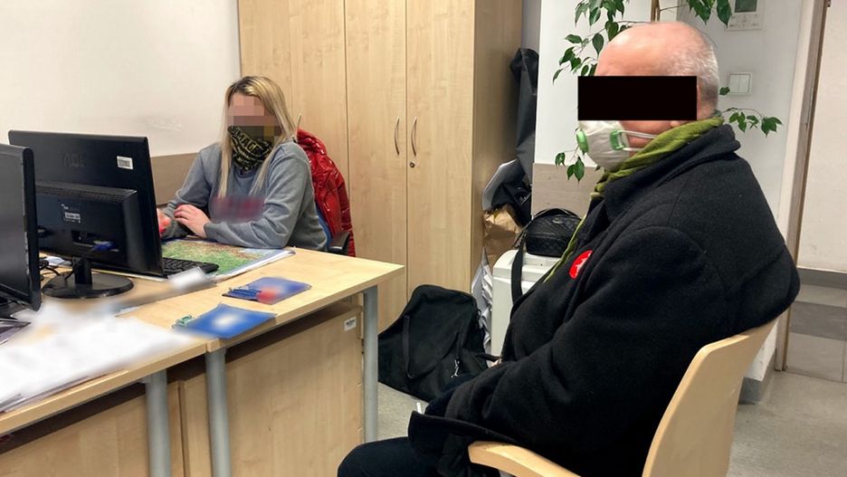 Warszawa. Policja wykonuje czynności z zatrzymanym mężczyzną