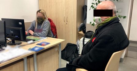 Warszawa. 74-latek ostrym narzędziem niszczył zaparkowane samochody