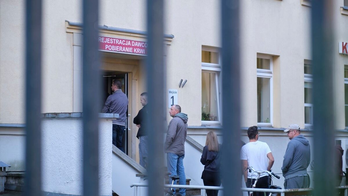 Kolejka dawców przed punktem rejestracji RCKiK w Lublinie