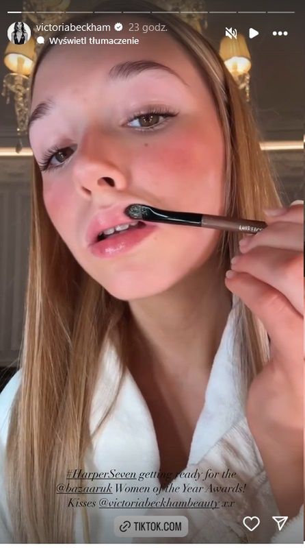 Harper Beckham loves doing makeup.