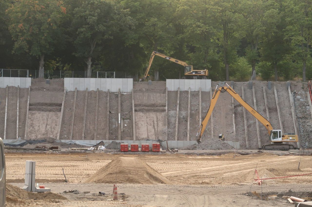 Wałbrzych: Stadion na Nowym Mieście. Nowe maszty oświetleniowe i prace na płycie stadionu. Remont się przedłuży? Jest wniosek