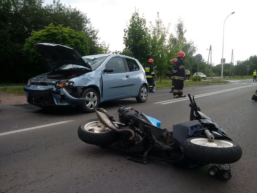 Wypadek drogowy samochodu osobowego ze skuterem. Są ranni