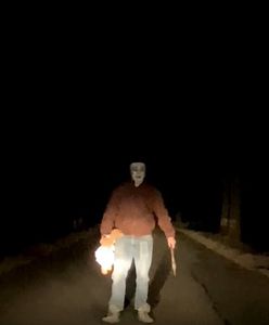 Śląsk. Przerażający widok na drodze. Z siekierą i lalką straszył kierowców