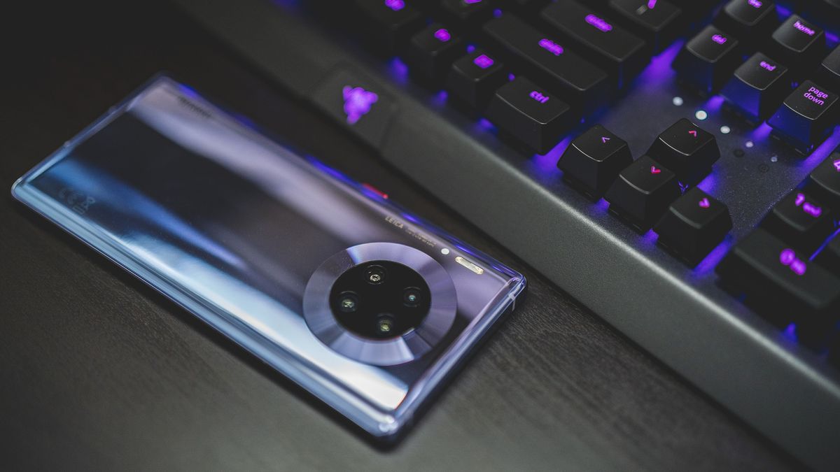 Los nowych smartfonów Huaweia w rękach jednej firmy. Chiński rząd przybywa z pomocą 1