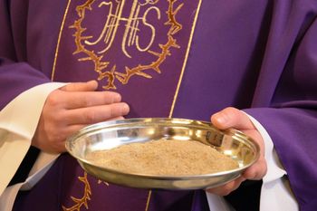 Biskup zdecydował. Próbowali eksmisji. Ksiądz wciąż okupuje plebanię