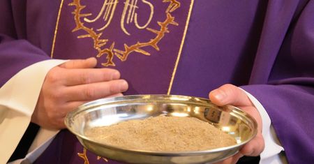Biskup zdecydował. Próbowali eksmisji. Ksiądz wciąż okupuje plebanię