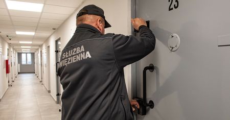 Przemoc w rodzinnym domu dziecka. Sąd aresztował 49-latkę i 58-latka