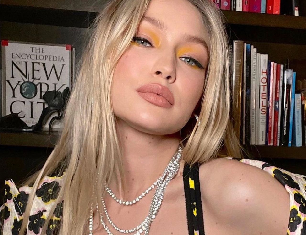 Czarne kreski są już passé? Gigi Hadid lansuje nowy trend