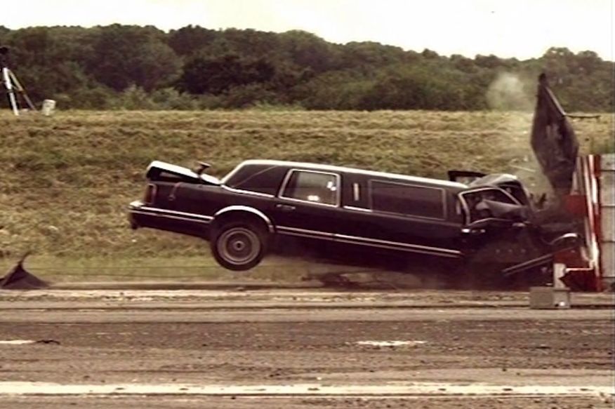 Zobacz limuzynę Lincoln Town Car walącą w ścianę przy 80 km/h