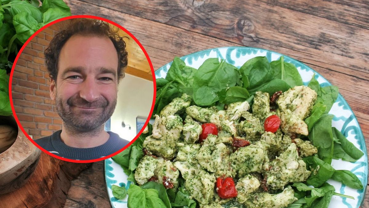 Kucharz zachęca, aby kurczaka ze szpinakiem zaserwować w nietypowym sosie
