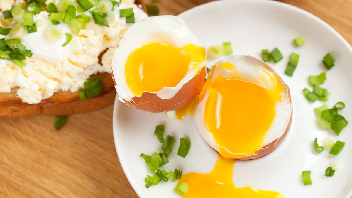 Jajka na miękko – czy naprawdę są tak zdrowe, jak się mówi?