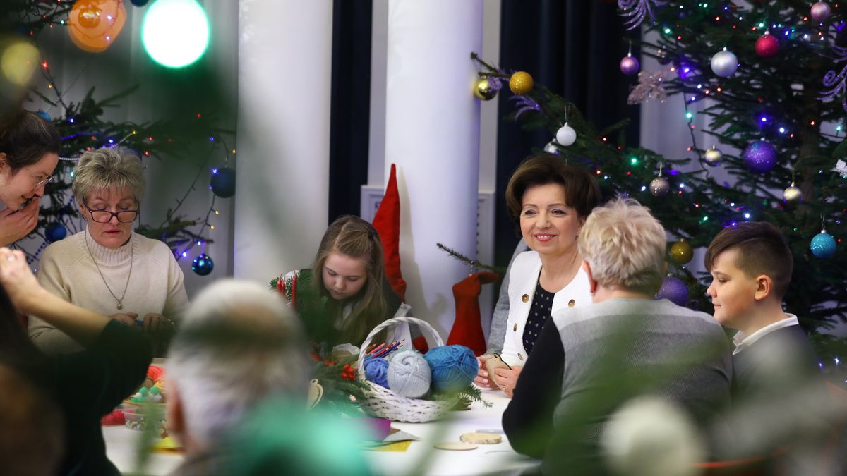 Warszawa, 20.12.2022. Minister rodziny i polityki społecznej Marlena Maląg (3P) w trakcie spotkania świątecznego z seniorami i wnukami w Ministerstwie Rodziny i Polityki Społecznej w Warszawie, 20 bm. (ad) PAP/Rafał Guz