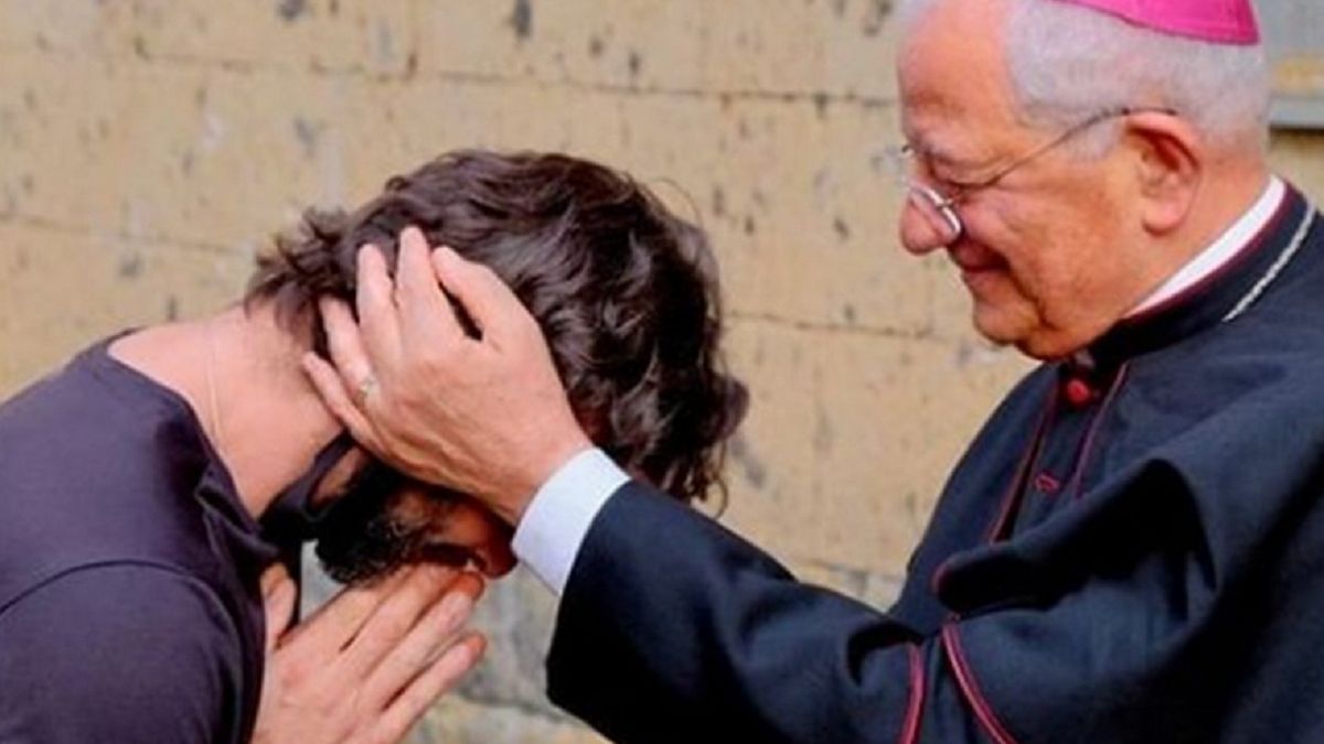 Ksiądz zamierza zrzec się sutanny dla miłości swojego życia. 