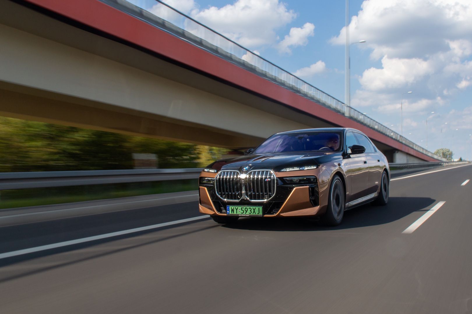 BMW i7 M70