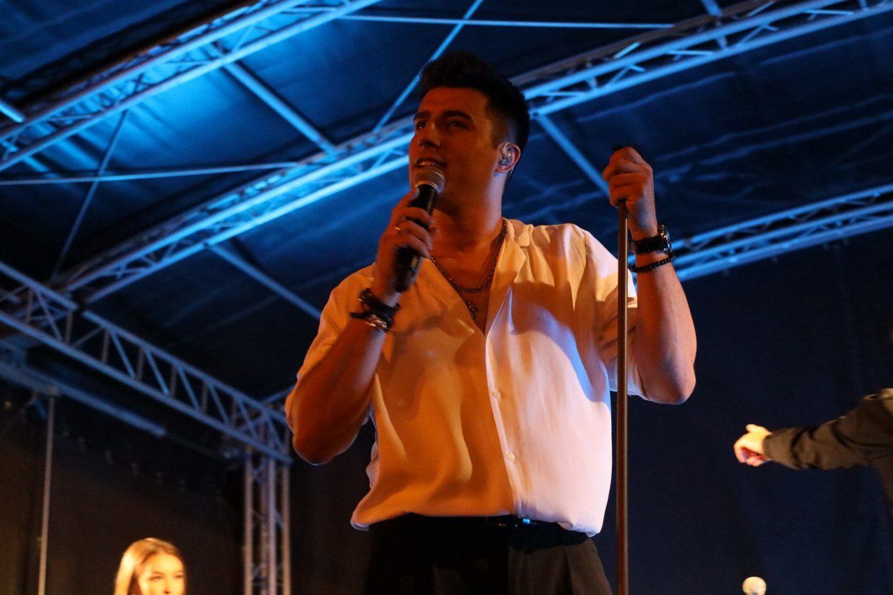 Filip Lato podczas koncertu w Pleszewie