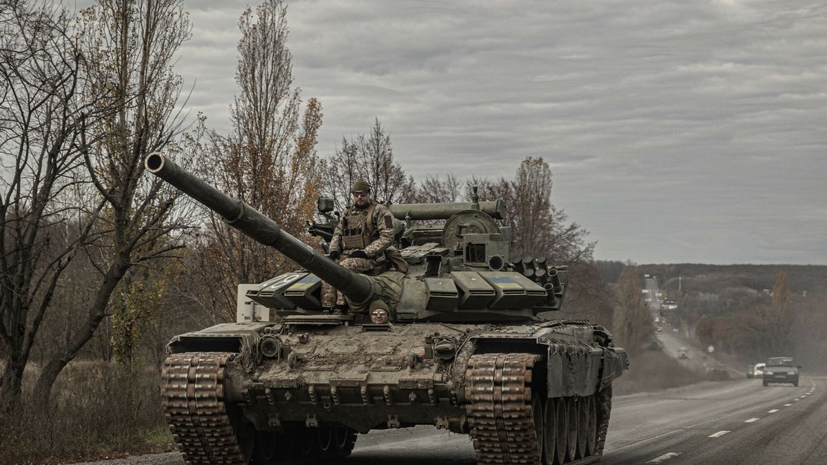 Ukraina - arch
A Ukrainian tank travels along a highway north of Kharkiv, Ukraine, on Wednesday, Nov. 2, 2022. (Finbarr O'Reilly/The New York Times)
FINBARR O'REILLY