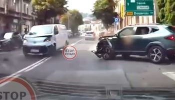 Kobieta nagrana w Przemyślu. Nagle wbiegła. Boli od patrzenia